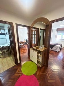 a room with a desk and a green rug at Apartamento en A Coruña in A Coruña