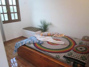una camera con un letto coperto di Thirumalai Park a Nilaveli