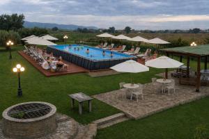 an overhead view of a pool with people sitting around it at Casale San Francesco d'Assisi in Assisi