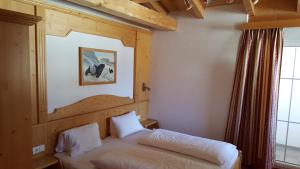 a bedroom with a bed and a picture on the wall at Alpenhotel Gurgltalblick in Nassereith