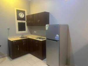 a kitchen with a refrigerator and a sink at شقق نزل النخيل in Riyadh