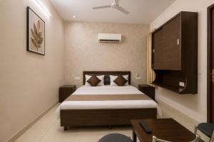 a bedroom with a bed and a desk in a room at Hotel Devine Opp Jubilee Walk Mall & Near Gurdwara Sohana in Sohāna +17 photos