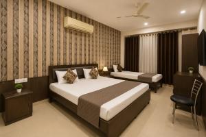 a hotel room with a bed and a chair at Hotel Devine Opp Jubilee Walk Mall & Near Gurdwara Sohana in Sohāna