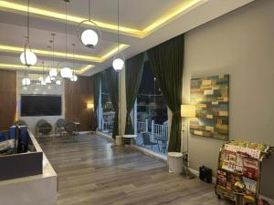 an office with a lobby with chairs and a table at شقق نزل النخيل in Riyadh