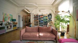 a living room with a brown couch in the middle at La Dolce Sosta in Venice