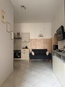 a living room with a blue couch in a kitchen at Al Vicolèt in Vercelli