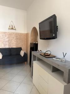 a living room with a couch and a flat screen tv at Al Vicolèt in Vercelli