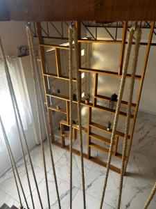 a wooden shelf with ropes on it in a room at Hospedaje Rivera Chico in Rivera