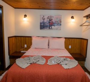 a bedroom with a bed with two towels on it at Palmeira Azul in Visconde De Maua +69 photos