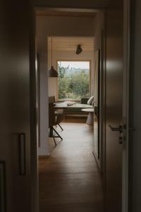 a hallway with a room with a table and a window at Natururlaub by Klotz TINY HAUS a in Überlingen