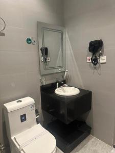 a bathroom with a toilet and a sink and a mirror at شقق نزل النخيل in Riyadh +37 photos