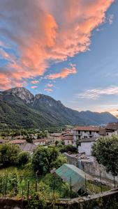 a view of a town with mountains in the background at Antica osteria in Primaluna