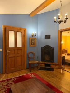 a living room with a wooden door and a fireplace at Kanu Club - ośrodek wypoczynkowy in Nowy Zyzdrój