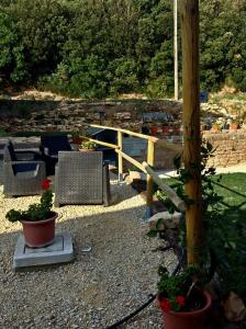 a garden with potted plants and a wooden pole at Il Doganiere in Montecchio