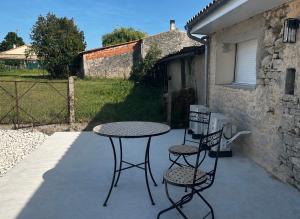 a table and two chairs sitting on a patio at Studio Céleste - Clim - Parking gratuit - Proche CNPE Blayais in Braud-et-Saint-Louis
