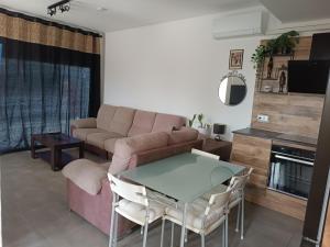 a living room with a couch and a table at Suite Poblamar in Pobla de Montornés