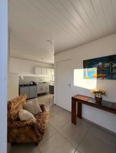 a living room with a couch and a table at Studio Planejado no Centro de Campos Novos in Campos Novos
