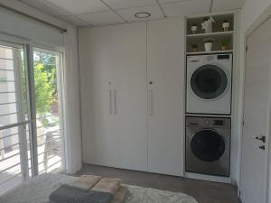 a laundry room with a washer and dryer at Suite Poblamar in Pobla de Montornés