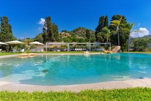 una grande piscina con acqua blu di Agrifiumara Villa Sofia a San Francesco di Paola