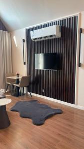 a living room with a black rug on the floor at شاليهات البدرية لبيوت العطلات in Taif
