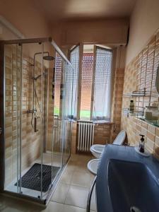 a bathroom with two toilets and a shower at Casa di nonna in Bevagna +23 photos