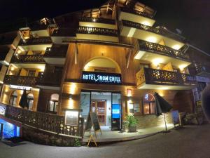 a building with a sign that reads hotel snow guild at Hotel SNOW CHILL in Risoul