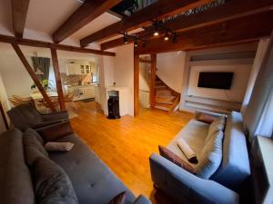 an overhead view of a living room with couches at GR ooms-Rents in Gemmrigheim