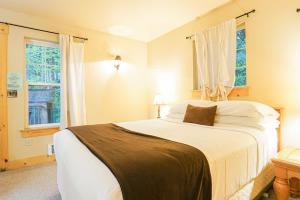 a bedroom with a large bed and a window at Twin Lakes Cabin in Glacier