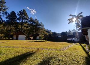 a truck parked in a yard with a palm tree at Palmeira Azul in Visconde De Maua