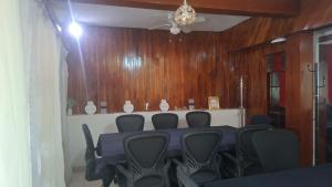 a conference room with a table and chairs at Hotel H Galería Club in Tuxtla Gutiérrez