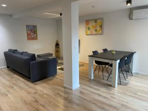 ein Esszimmer und ein Wohnzimmer mit Tisch und Stühlen in der Unterkunft Hoeilaart in Hoeilaart