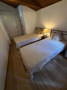 two beds sitting next to each other in a room at Casa D Matilde in Góis