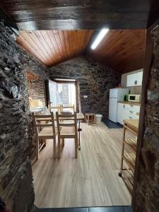 a kitchen and dining room with a table and chairs at Casa D Matilde in Góis