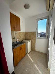 a small kitchen with a sink and a window at Vila Vienna in Donji Štoj