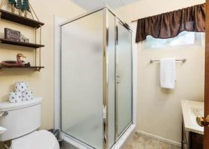 a bathroom with a shower and a toilet at Smoke Tree Hollow AC Pine Air in Shaver Lake +33 photos
