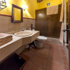 Ένα μπάνιο στο Apartamentos los Aljezares +30 φωτογραφίες