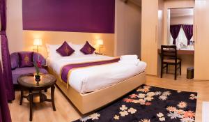 Tempat tidur dalam kamar di Hotel Harmika