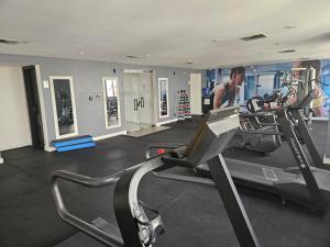 a man on a treadmill in a gym at Guarulhos Flat Hotel in Guarulhos