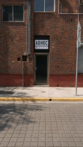 ein Backsteingebäude mit einem provisorischen Schild in der Unterkunft Adhoc Macro in Monterrey