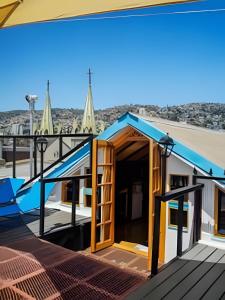 a house under construction on a roof at Casa Fran Valparaíso | Vive un Hotel Temático in Valparaíso