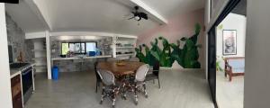 a kitchen and dining room with a table and chairs at Casa Lo de Linda in Lo de Marcos
