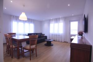 a living room with a table and a couch at Fogar dos Americanos in Borneiro