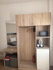 a small room with a desk and a bed at Syrtaki Studios in Kámpos