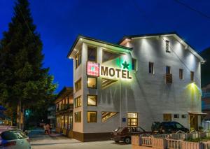 Donji VakufMotel Orhideja的上面有汽车旅馆标志的酒店大楼