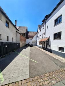 an empty parking lot between two buildings at GR ooms-Rents in Gemmrigheim