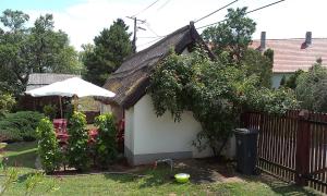 A garden outside Country house Balaton
