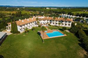 an aerial view of a large estate with a swimming pool at Colina Verde Resort in Moncarapacho