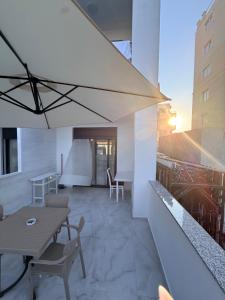 a room with a table and chairs in a building at Coastal Pine Appartment in Golem