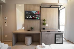 a room with a bar in the corner of a room at Emili Premium Residence in Qeparo