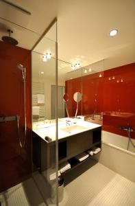 uma casa de banho com um lavatório e um chuveiro em arte Hotel Linz em Linz
